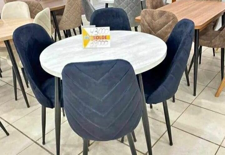 Table ronde avec chaises élégantes