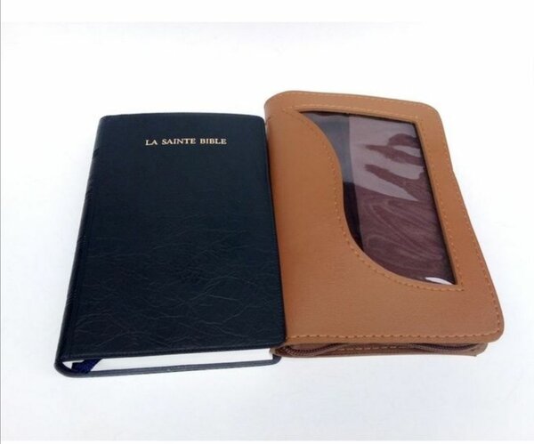 Sainte Bible avec couverture marron