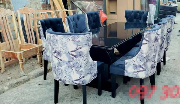 Dinnig table with six chairs