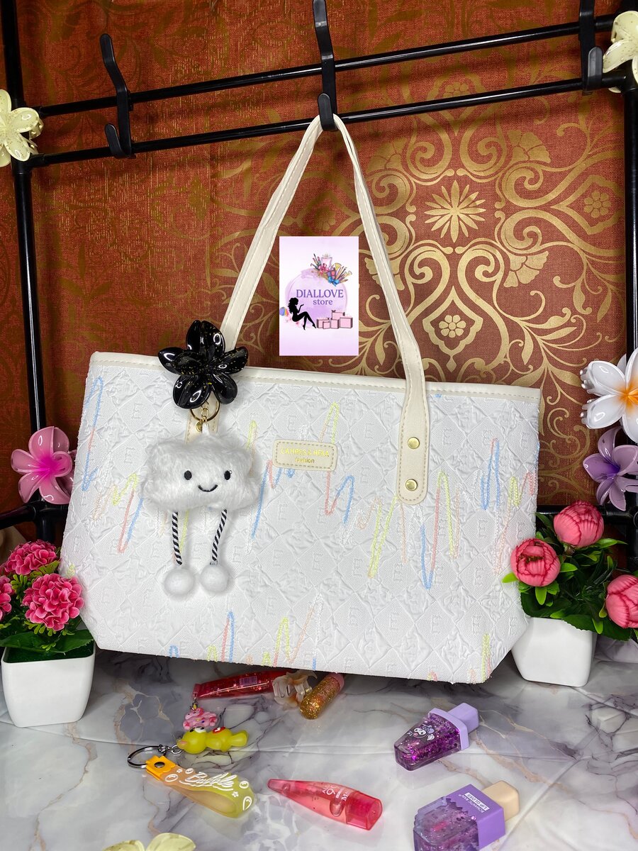 Sac à main tendance avec pendentif