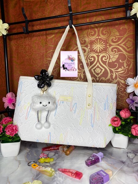 Sac à main tendance avec pendentif