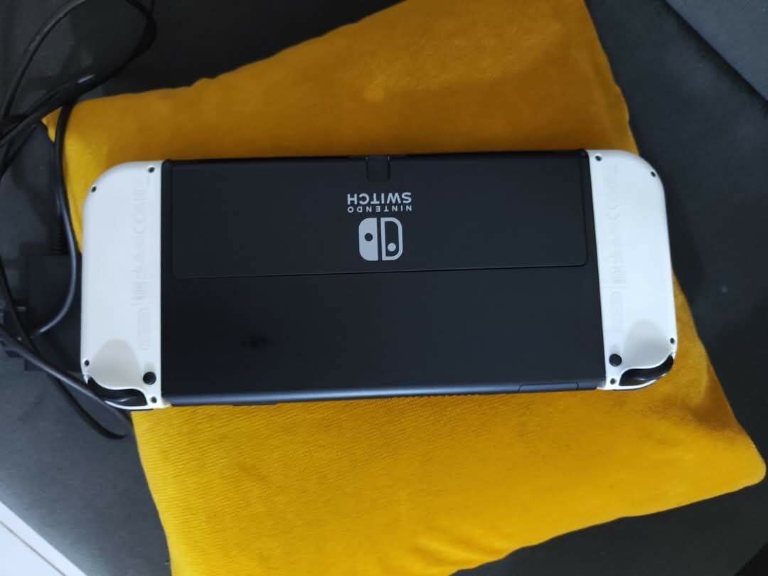 NINTENDO SWITCH OLED QUASI NEUF AVEC 1DISQUETTE