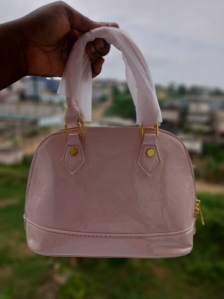 Sac à main verni élégant