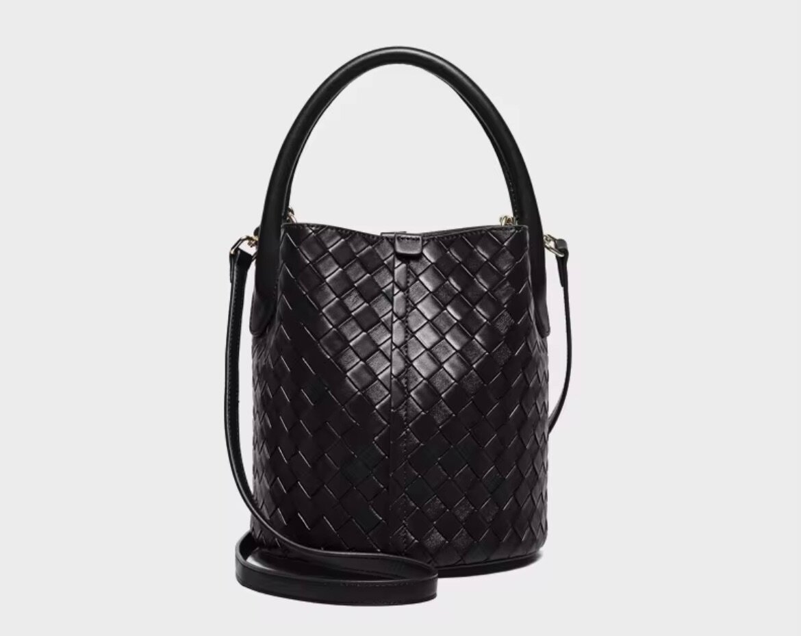 Sac seau en cuir tressé