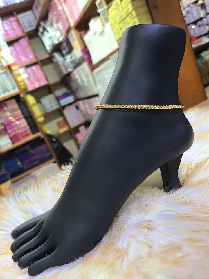 Les chaînes aux pieds