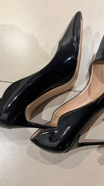 Élégants talons en verni noir