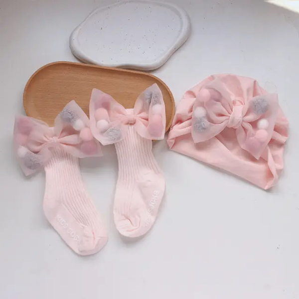 Chapeau et chaussettes pour bébé