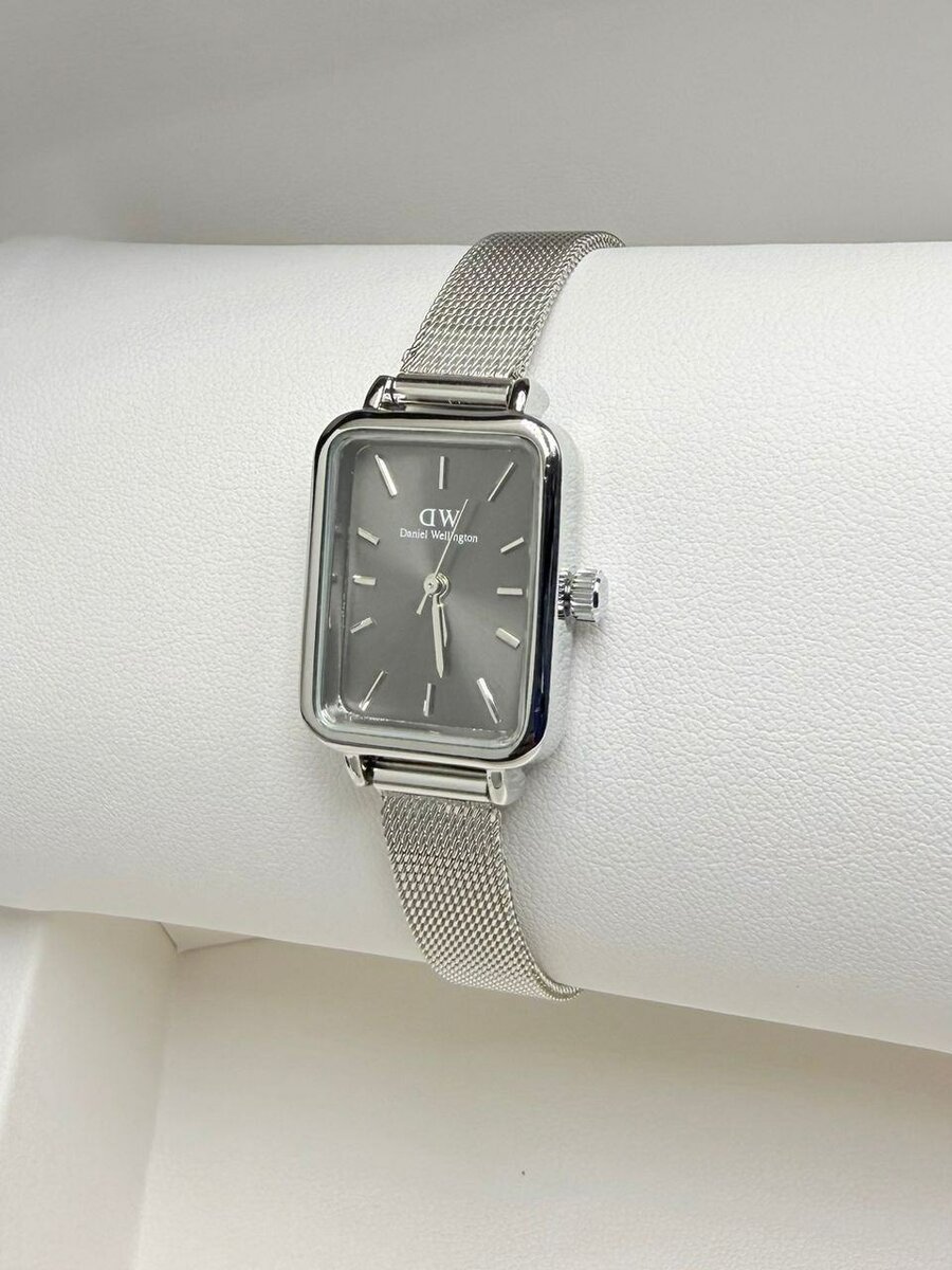 Montre élégante carré femme