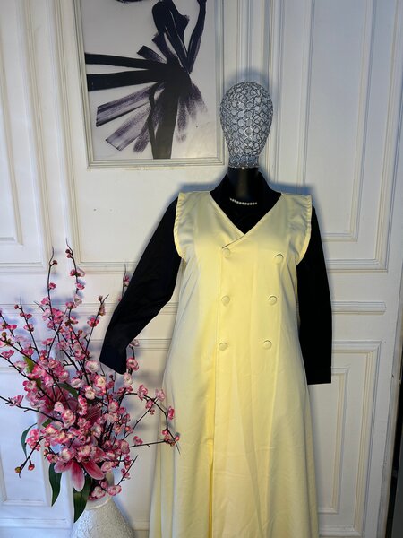 Robe Élégante Jaune Boutonnée