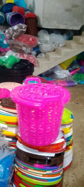 Panier à linge en plastique rose