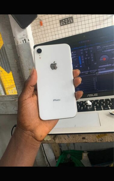 iPhone avec Face ID Blanc