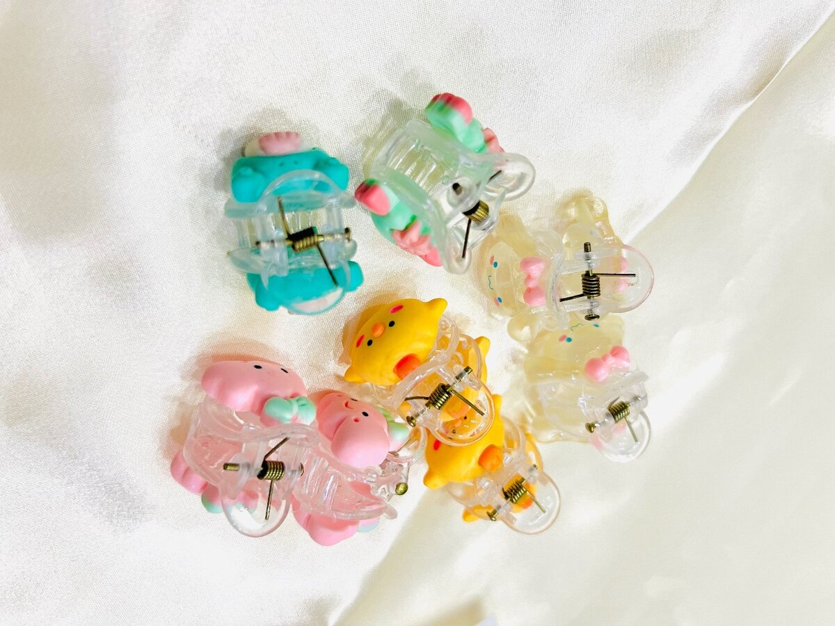 8 pieces of teddy bear mini hair clips for kids.