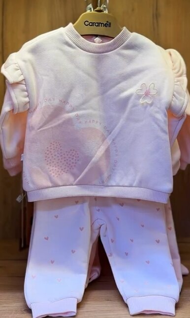 Спортивный костюм розового цвета для малышей