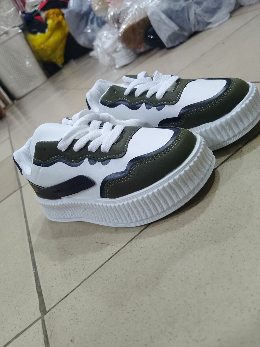 Baskets blanches et vertes élégantes