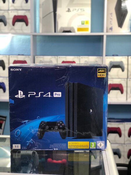 PS4 Pro Neuve avec Accessoires en promo