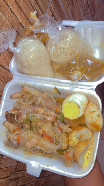 Plat à emporter poulet œuf