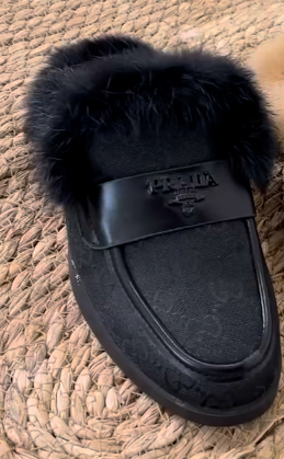 Туфли- мюли. Это модель обуви популярна благодаря своей удобной конструкции и способности сочетаться как с повседневной, так и более формальной одеждой. 🤗