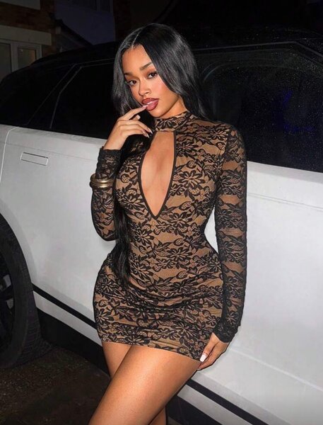 Robe en dentelle noire transparente