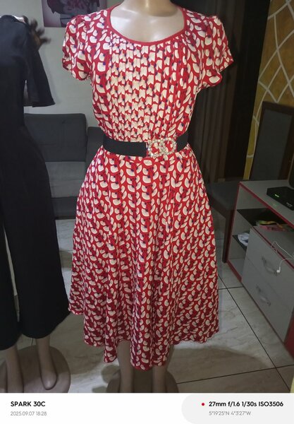 Robe élégante à motifs rouges