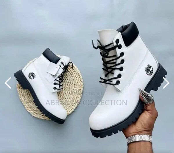Bottes en cuir blanc robustes