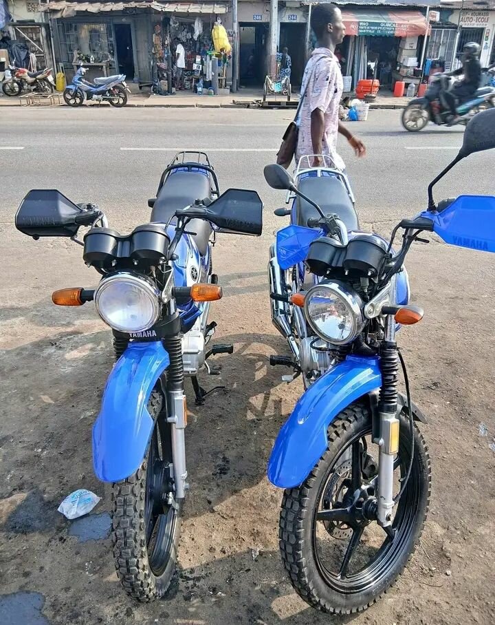 Yamaha moto tout terrain bleu