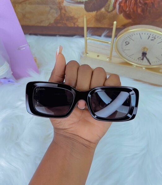 Lunettes de soleil carrées chic