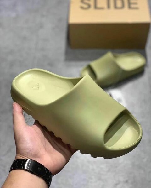 YEEZY SLIDE