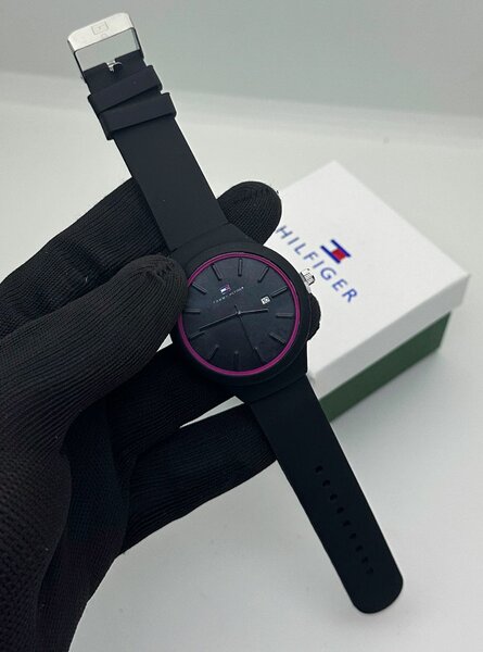 Montre élégante en silicone noir
