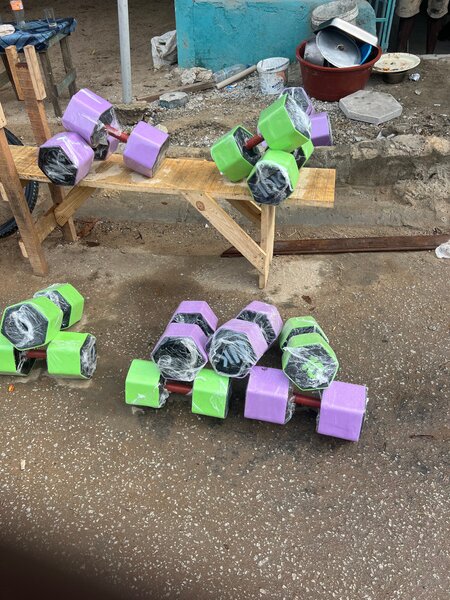 Ensemble d'haltères colorés