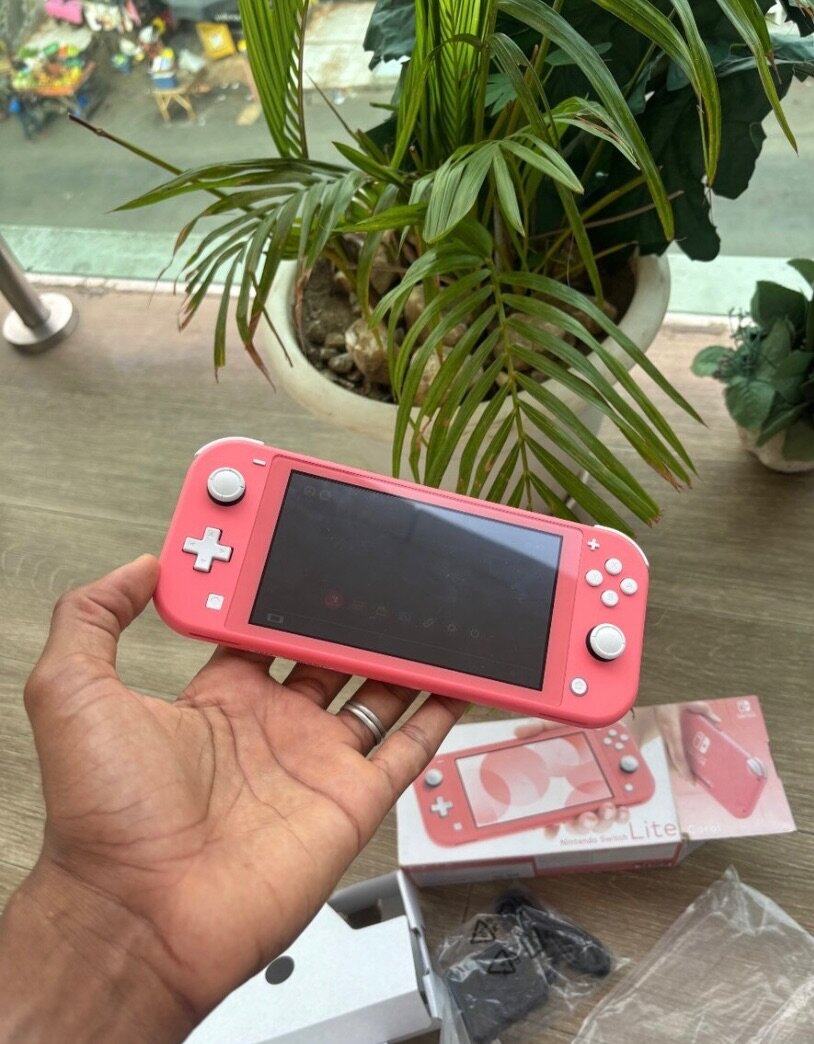 Nintendo Switch Lite Coral