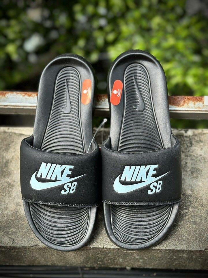 Claquettes Nike noires confortables