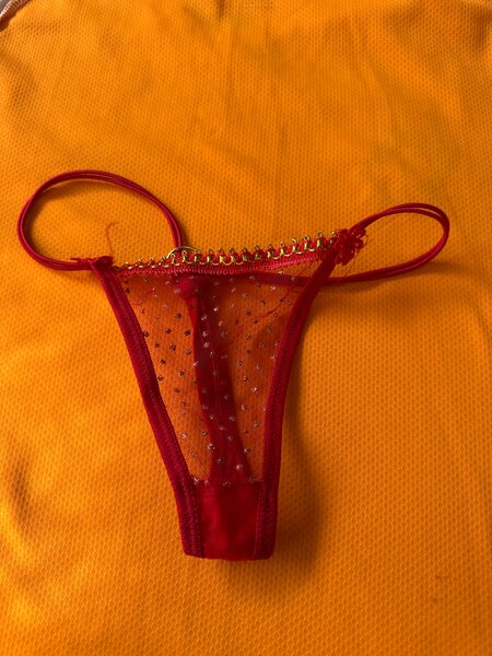 String sexy rouge en dentelle