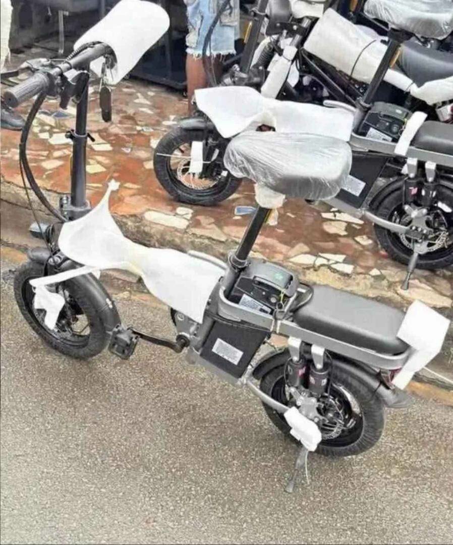 Vélo électrique pliant compact