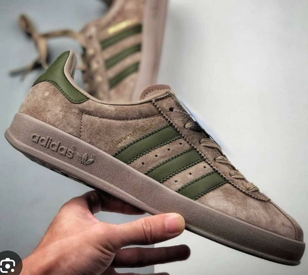 Sneakers en daim vert et beige