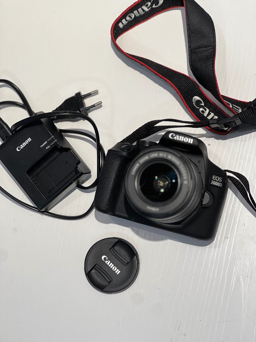 Продаю Canon EOS 2000D  практически новая