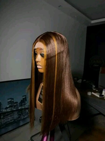 Perruque longue droite marron avec mèches blondes