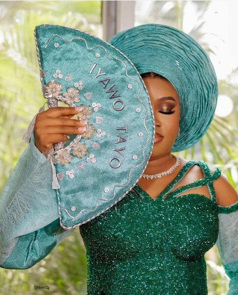 Éventail africain en soie