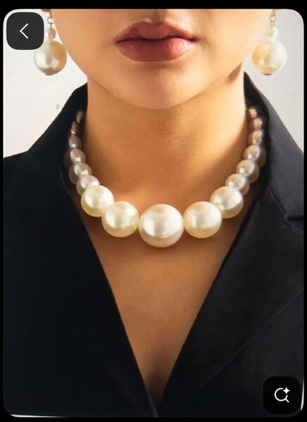 Collier de perles blanches et dorées