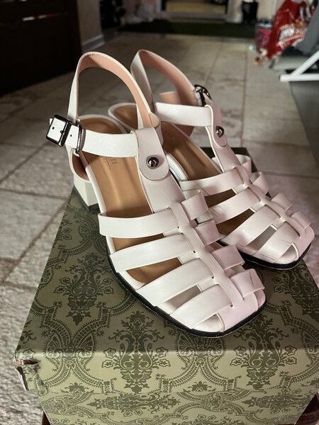 Белые туфли с удобным каблуком