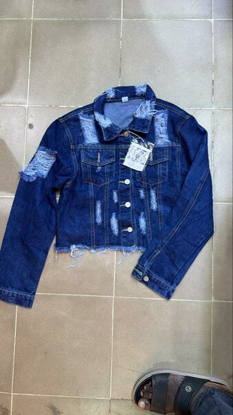 Veste en jean déchirée femme