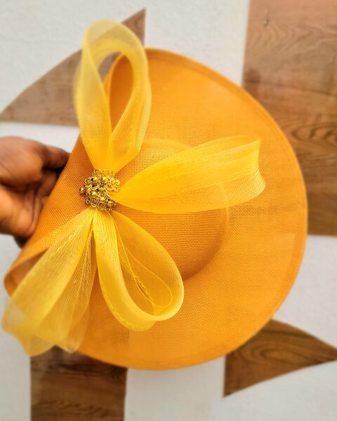 Chapeau élégant jaune femme