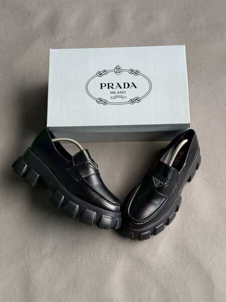 Mocassins Prada en cuir noir