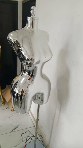 Mannequin brillant doré