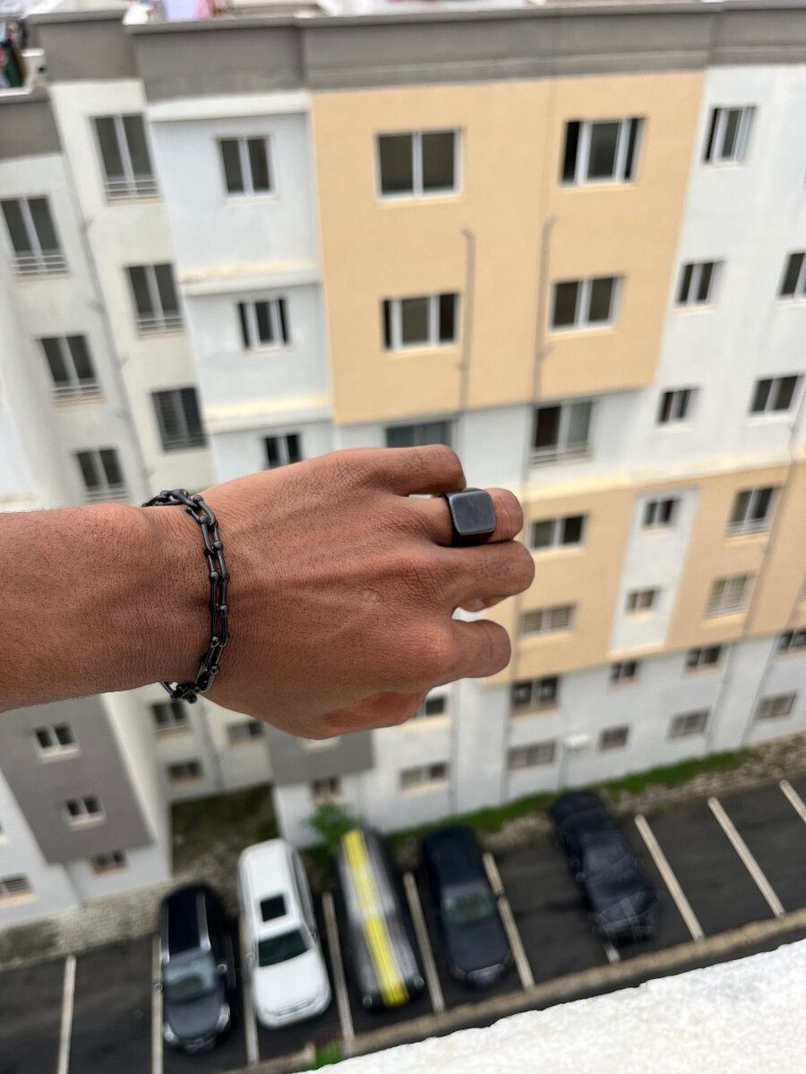 Bague carrée minimaliste noire