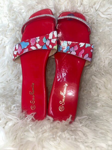 Sandales rouges fleuries