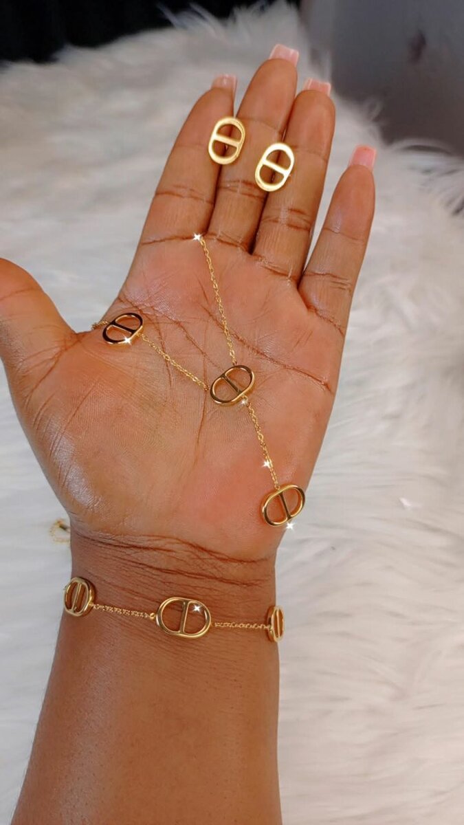 Ensemble bijoux dorés élégants