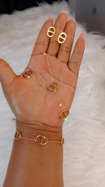 Ensemble bijoux dorés élégants