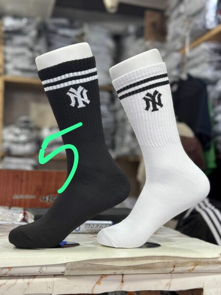 Chaussettes de sport noires et blanches