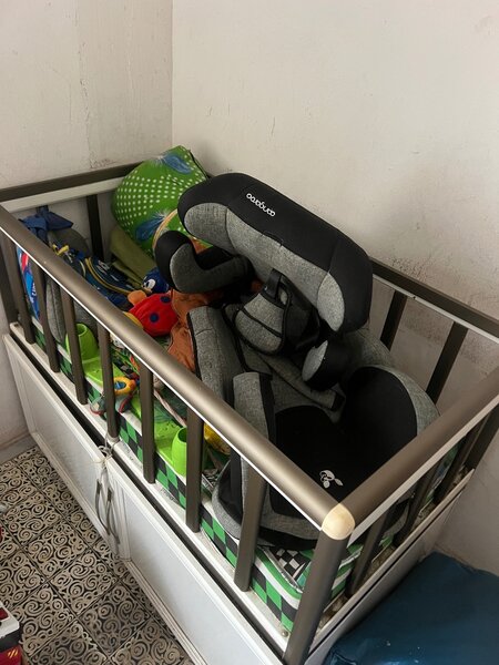 Lit de bébé avec rangement