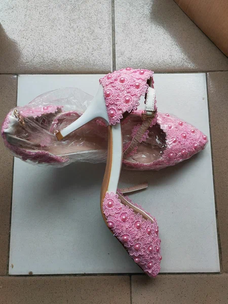 Escarpins roses en dentelle